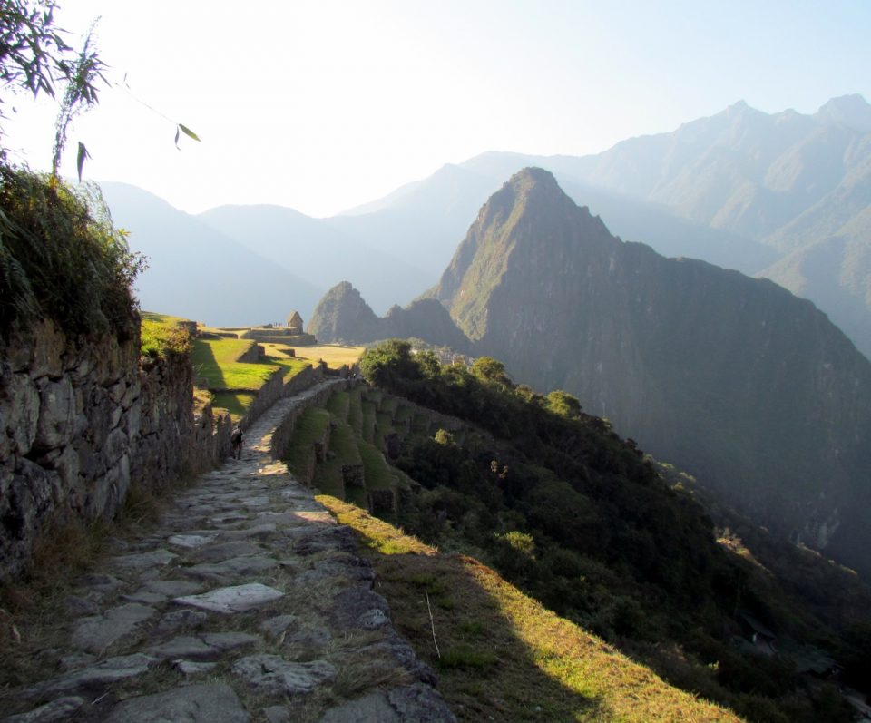 THE INCA TRAIL: A JOURNEY INTO THE MYSTERIOUS WORLD OF THE INCAS 